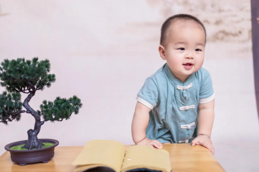 代怀包生男孩医院宝宝尿尿浑浊